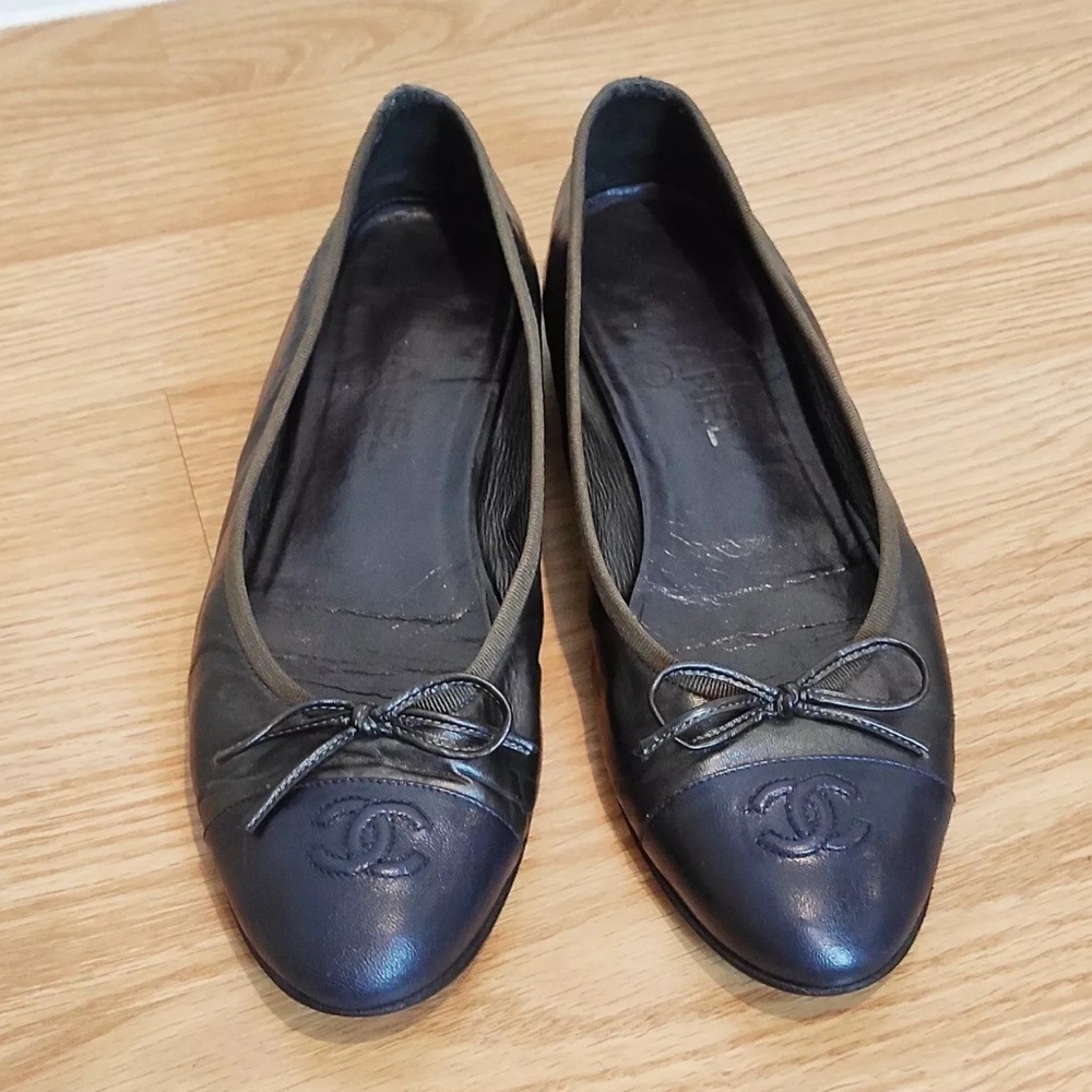 Chanel Ballerina CC Logo Black & Navy Blue Leather Flats Size: 39.5EU 9.5US